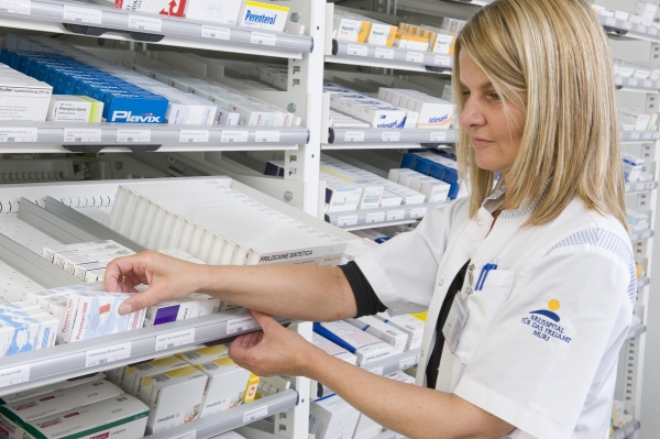 UN AIUTO INTELLIGENTE: SOLUZIONI LISTA PER LA SANITÀ E LA MEDICINA Le nostre soluzioni sanitarie offrono ai clienti dei settori  farmaceutico, sanitario e medico soluzioni sofisticate per una logistica efficiente e igienica,  dal magazzino all&rsquo;area pazienti.